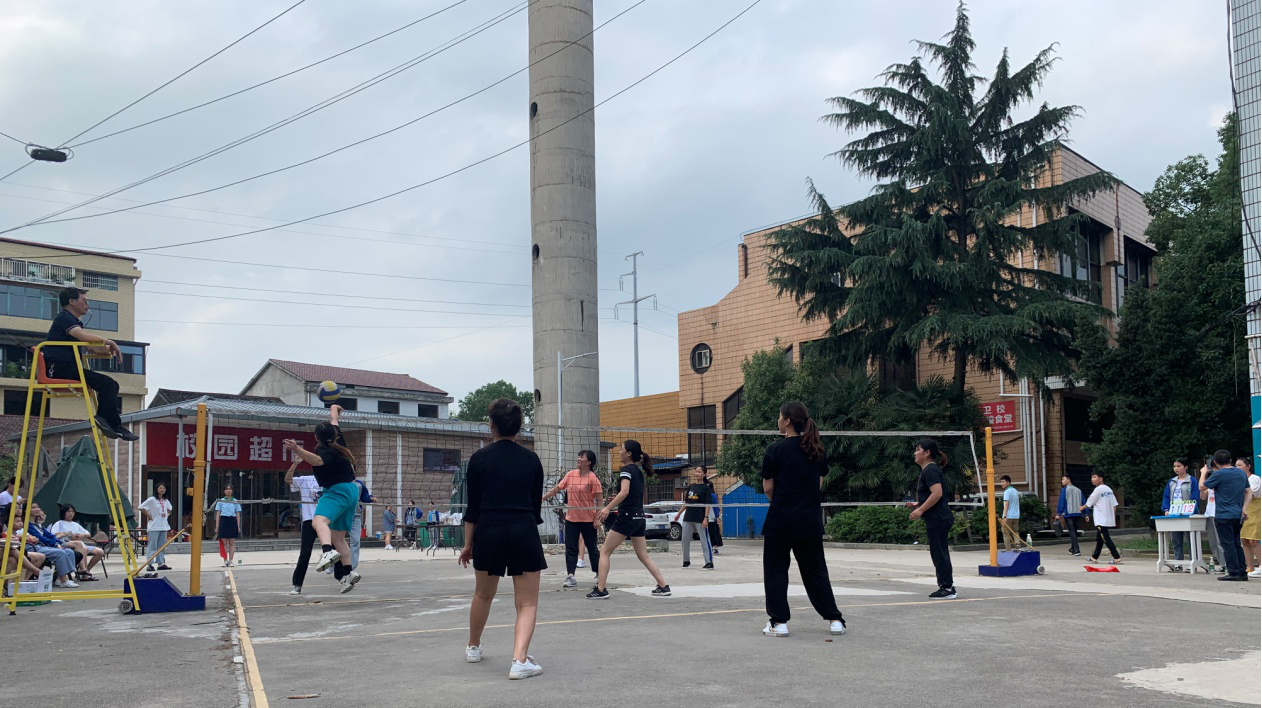 与球共舞，享受精彩时光——记益阳市卫生职业技术学校女子气排球师生友谊赛(图2)