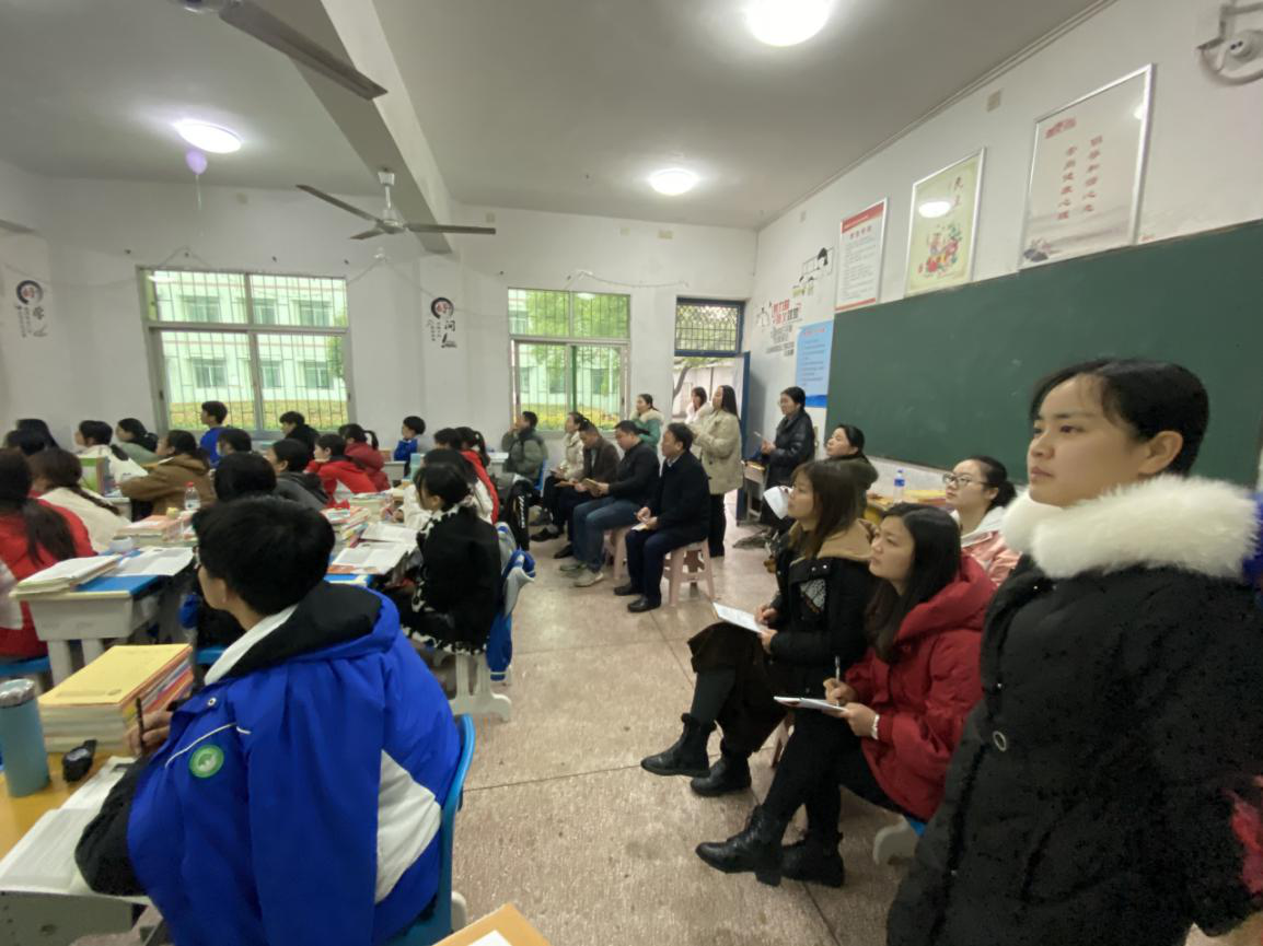 听课评课出实招 教研教改显作为(图1)