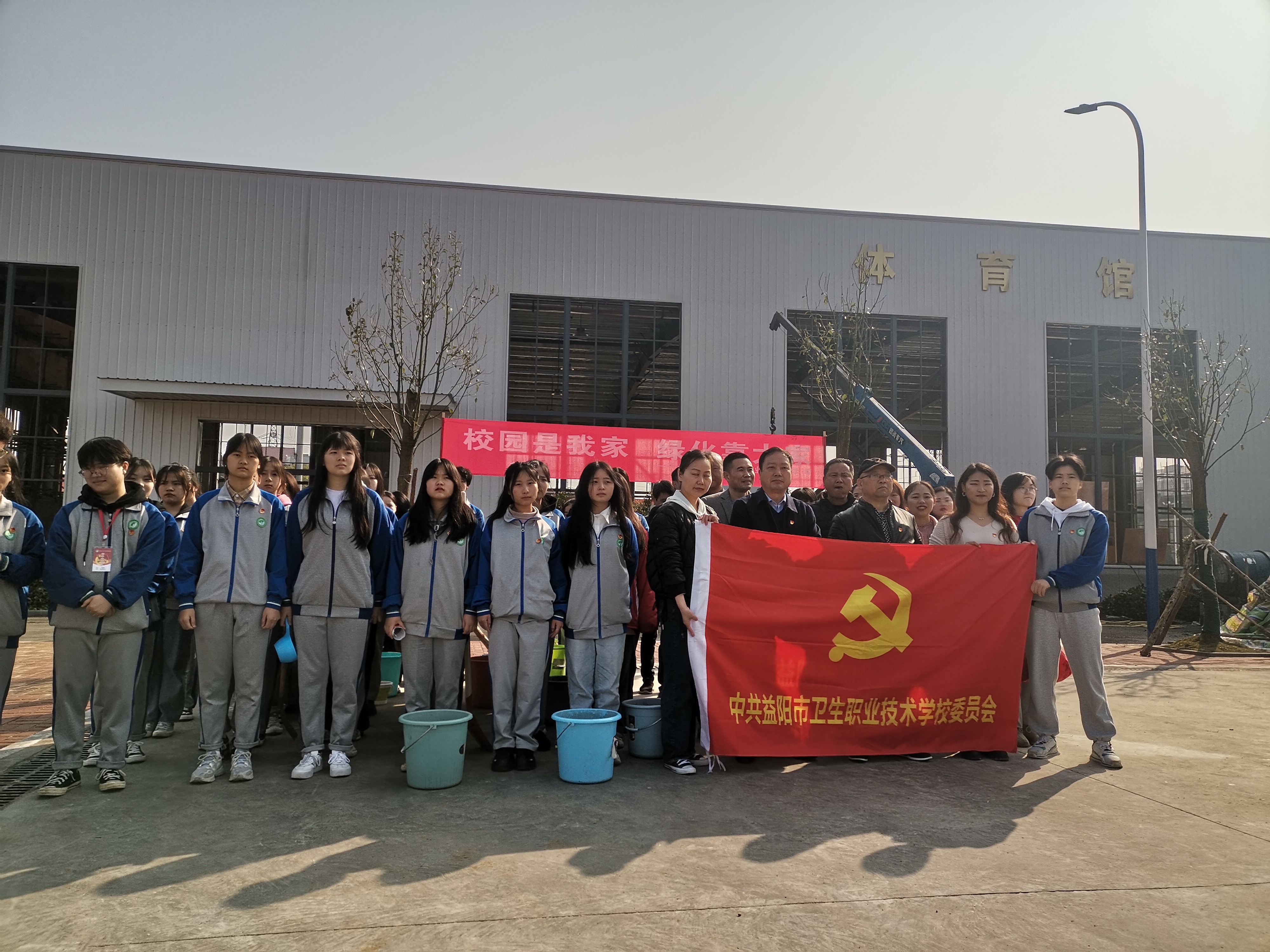 党建带团建 植树添新绿(图1)