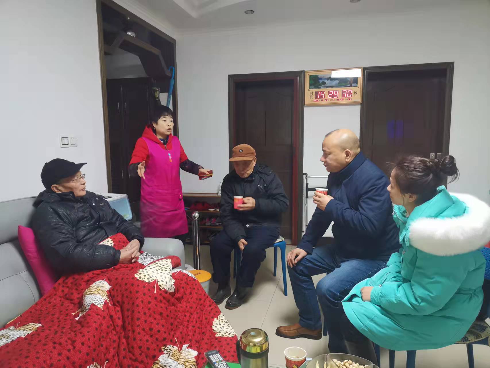 岁寒送温暖，年关情更浓——春节前夕走访慰问退休老教师、困难党员活动(图2)