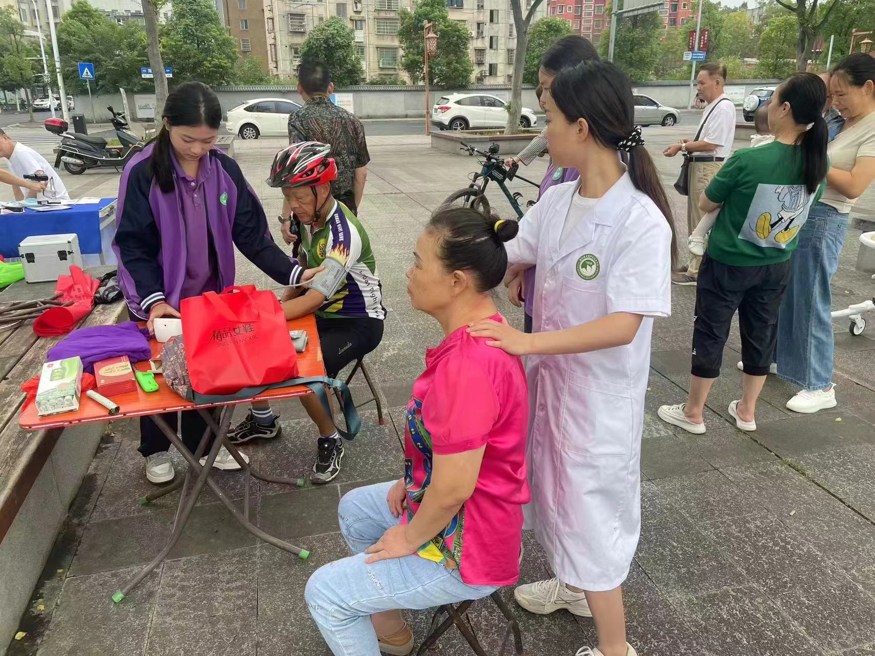 山乡尚礼·中医保健  ——我校学子积极参与资江文明带文明实践活动(图1)